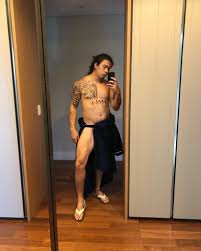 Na rede social, ele compartilhou uma foto mostrando a mão do bebê. Whindersson Nunes Compra Baixo De Quase R 8 Mil Meu Bebe Novo