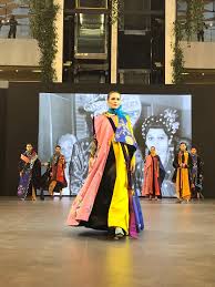 Kebaya brokat modern sarung lagosi. Keindahan Tenun Lagosi Dalam Nuansa Edgy Look Yang Kekinian Okezone Lifestyle