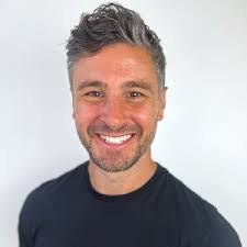 Sam Oakes's Instagram, Twitter & Facebook