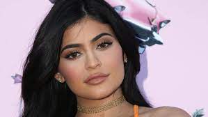 Kylie jenner (born kylie kristen jenner on august 10, 1997 in los angeles, california) is an american reality television personality, model, actress, entrepreneur, socialite and social media. Was Ist Denn Da Los Kylie Jenner Folgt Nur Noch Ihrer Familie Und Fan Accounts