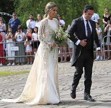 Para asistir a sus pruebas, debe concertar una cita previa y acudir con un solo acompañante. El Vestido De Novia De Maria Pombo Al Detalle Moda