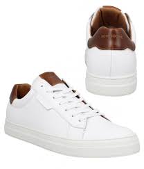 Découvrez les 10 commandements de style pour hommes pour combiner vos baskets avec un costume ou un chino. Baskets Blanches Pour Homme Notre Guide Complet 2021 Rienasemettre Fr