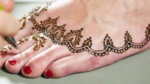 Kamu bisa menerapkan warna yang sama seperti yang diaplikasikan di tangan agar tampilannya lebih serasi. Tak Hanya Digunakan Untuk Hiasan Kuku Henna Juga Digunakan Untuk Pewarna Tubuh Bagian Lain Tribunshopping Com