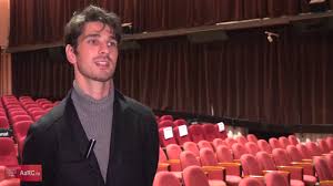 Devastada por la primera guerra mundial y sumida en una controversia política, cada esperanza de rumania acompaña a su reina en su misión a parís para presionar por el reconocimiento internacional de su gran unificación en las conversaciones de paz de 1919. Anghel Damian Despre Maria Regina Romaniei Youtube