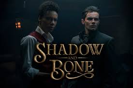 Sombra e ossos, o primeiro volume da trilogia grisha, é uma viagem fascinante por um mundo fantástico criativo e sombrio. Sombra E Ossos Elenco Fala Que Serie Da Netflix Ira Surpreender Os Fas Minha Serie