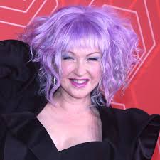 La vida de Cyndi Lauper: de su reclusión en un bosque al terrible relato de  la violación que la devastó