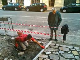 Anziani che guardano i cantieri dispensando preziosi consigli - Home |  Facebook