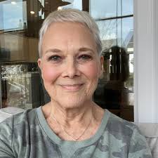 Why do some knee replacement surgery patients feel cold after surgery?