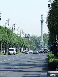 It lies at the end of andrássy avenue (with which it comprises part of a world heritage site), next to city park. Budapesti Mozaik Varosliget Hosok Tere Folottem A Felho