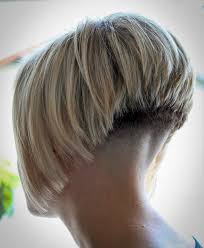 Le caméléon de la coiffure en effet, le carré plongeant a l'avantage de s'adapter à tous les visages. 1001 Idees Carre Plongeant Nuque Rasee Le Style Dans Le Cou