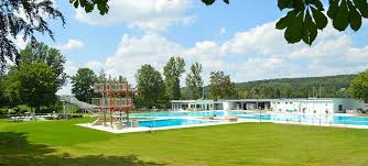 Es liegt unweit des stadtzentrums in einem kleinen. Freibad Heideck