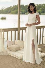 Traumhafte vintage brautkleider für kreative und selbstbewusste frauen, die ihre individuelle, natürliche seite zeigen wollen. Brautkleid Mit Schlitz Brautkleid Von Marylise Bridal 2019 Vintage Modern Hochzeit Am See Strandhochzeit Schlicht F Brautmode Braut Weisse Hochzeitskleider