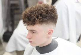 Shaved Sides Short Curly Top Cheveux Boucles Homme Coiffure Homme Cheveux Boucles Coiffure
