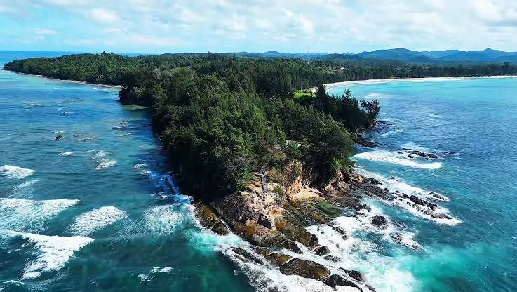 Simpang Mengayau, known as the Tip of Borneo, is a breathtaking coastal  destination in Kudat, Sabah. Located at the northernmost tip of Borneo, it  offers a mesmerizing convergence of the South China