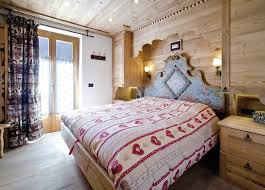 Porte blindate e boiserie per una casa calda e accogliente. Soluzioni D Arredo Per La Camera Da Letto Della Casa Di Montagna