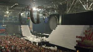 Roger waters the wall ends up being just another brick in the source material's audacious history, of which waters should be trusted to continue finding success at telling. Behind The Wall Die Technik Von Roger Waters The Wall Produktion Sigge Rocktours