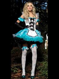 Alice) es un personaje ficticio y protagonista de la novela infantil de lewis carroll, las aventuras de alicia en el país de las maravillas (1865) y su secuela, a través del espejo (1871). Pin En Dizfraces