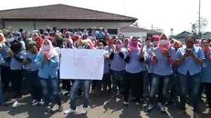 Dia mengaku, pihaknya bakal kembali menyerahkan. Gaji Turun Buruh Pt Sari Rajut Demo Dokter Andalan
