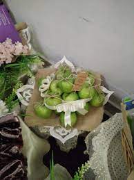 Pastikan kain yang digunting melebihi dari saiz dulang. Hantaran Buah Buahan Dekorasi Perkawinan Perkawinan Buah