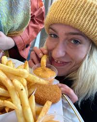 We had a wonderful house concert in Brussels with dear friends, Jan and  Sieglinde and Alvar, who showed us the city today as we were joined by  Tinca's best friend, Océanne. @sieglindemichiel