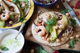 Lessate i ceci nella pentola a pressione per 45 minuti, scolateli, distribuiteli in piccole ciotole, aggiungete i gamberi e condite con olio di oliva extravergine, sale, pepe ed erba cipollina tagliuzzata. Tacos Con Hummus Di Ceci E Gamberi