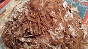 Sin dai tempi più antichi, infatti, questo delizioso dolce era preparato in occasione del carnevale, gli gnocchetti dolci erano raggruppati a forma di pigna ed erano ricoperti semplicemente. Bianco E Nero Medeaterraneo