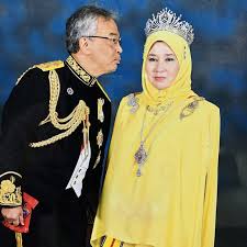 Baginda menjadi registrar mahkamah agung dan mahkamah rayuan dan mahkamah tanah pada 1 januari 1940 dan kemudiannya dilantik sebagai majistret kelas satu terengganu. Potret Menggemaskan Raja Malaysia Yang Hendak Cium Istri Pertamanya Lifestyle Liputan6 Com