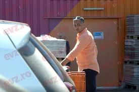 She is the host of tonomatul dp2 on tvr2. Iecwyu3m4xo9mm