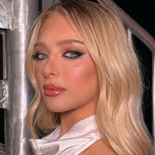 How many people were born in Arizona?