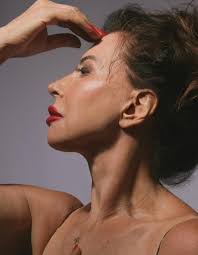 Claudia Alencar sobre o envelhecer: "Não me sinto com 70 anos, tenho 50"