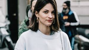 Taglio di capelli medi neri con taglio shag scalato per la . Tagli Capelli 2021 Medi In Base Alla Forma Del Viso Archzine It