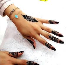 Finger tattoos may have a reputation for being a bit taboo or only for rebels, but thanks to being completely customizable, they're able to be inked in almost any style—meaning you can opt for a design that's more your aesthetic. Henna Tattoo Designs Finger Henna Designs Mehndi Designs For Fingers