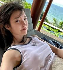 IU in the beach 🐰👉🏻👈🏻
