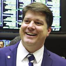 NA LINHA DE FRENTE PELAS FRANQUIAS