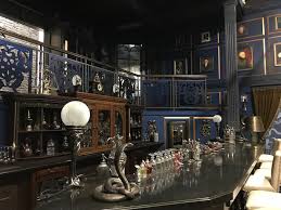 Chilling Adventures Of Sabrina Go Behind The Scenes On A Set Tour The Tv Addict Part 2 Кирнан шипка, росс линч, люси дэвис и др.