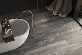 I pavimenti finto legno sono un'ottima soluzione per chi non vuole rinunciare all'estetica del legno, ma ha bisogno di un pavimento robusto e facile da pulire. Piastrelle Effetto Legno 13 90 Euro M2 Imola Store Rimini