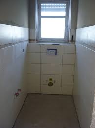 Ich finde grade halbhoch geflieste wände recht 50er. Badezimmer Halbhoch Gefliest Mit Bordure Toiletten Www Bauservice Riedle De Wer Ein Kleines Bad Einrichten Muss Der Sollte Jedoch Die Verschiedenen Losungen Zum Platz Sparen Uberlegen Josh Hooker