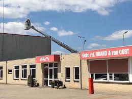 Er bleek een stapel kranten naast de zendmast in brand te staan. Veegmachine Korte Tijd In Brand In Loods Uden 112brabant