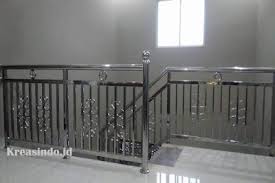 Railing kaca stainless ketika ini memang telah menjadi pilihan favorit di kalangan masyarakat sebagai railing tangga pilihan ideal. Daftar Harga Railing Balkon Stainless Minimalis Railing Kaca Railing Klasik Railing Akrilik Dan Handrail Tangga Update Juli 2021