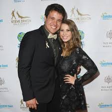 Bindi sue irwin is a passionate wildlife conservationist, who has inherited her parents' bindi made her television debut through the crocodile hunter and has a naturally kind and engaging personality. Bindi Irwin Sie Verrat Das Geschlecht Ihres Kindes Gala De