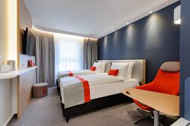 The holiday inn is located in the alexanderplatz square, a bustling city transportation hub that was once part of east berlin. Holiday Inn Express Berlin Alexanderplatz Berlin Deutschland Die Gunstigen Angebote