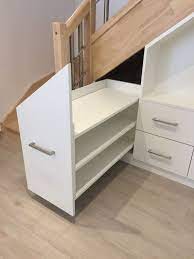 Découvrez les modèles de cuisines ouvertes ou fermées les solutions gain de place les idées déco les meilleurs plans et équipements. Amenagement Sous Escalier Range Chaussures Coulissant Et Tiroirs Bedroom Bed Design Closet Under Stairs Under Stairs