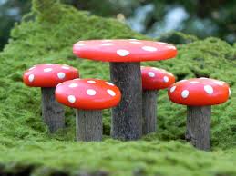 Fairy Garden Table And Chairs Furniture Miniature Mushroom 12 50 Via Etsy Projects To Try Fairy Garden Furniture Miniature Fairy Gardens Fairy Gard