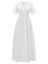 In addition to vintage dresses, highly embellished and off shoulder looks have been very popular, while other brides have been opting for sleek and minimalist dresses. 10 Beautiful Low Key Wedding Dresses
