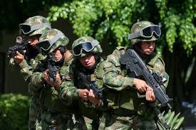 Los uniformes militares colombia han sido utilizados desde 1810, día de independencia de colombia donde se pueden reconocer por el color, la textura, los adornos, los materiales, etc., mostrando así la importancia y edad de cada unos de ellos. Pin En Soldiers