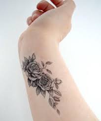 The designs are innumerable and come in brilliant colors. Chic Temporary Flower Tattoos On Wrist For Girls Styles Beat Rose Tattoos On Wrist Flower Wrist Tattoos Black Rose Tattoos