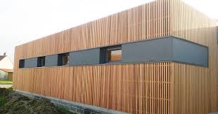 La beauté unique du pin maritime, sans les contraintes : Bardage Claire Voie En Cedre Pour Facades Et Murs