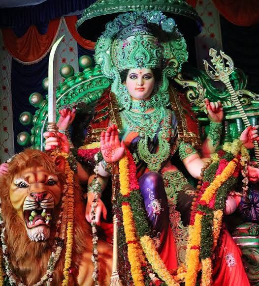 ಗರ್ಬಾ ಮತ್ತು ದಾಂಡಿಯಾ - ನವರಾತ್ರಿಯ ಕಂಪನ್ನು ಪ್ರತಿನಿಧಿಸುವ ಜಾನಪದ ನೃತ್ಯ ರೂಪ
