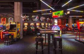 Lucky strike chicago at streeterville has 18 bowling lanes, 6 ping pong tables, 11 billiard tables, multiple high def screens, 130 deluxe arcade games and a late night kitchen serving up fun cocktails and craveworthy cuisine just blocks from the historic navy pier. Watching Chicago Sports Wouldn T Be The Same Without These Hotspots