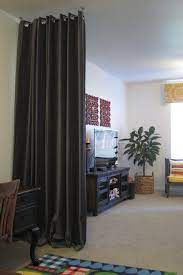 La separation de piece amovible pourquoi opter pour un simple rideauen premier lieu le rideau est parmi les variantes moins cheres de plus il parait beaucoup plus esthetique quune porte coulissante par exemple. Cloison Et Separateurs De Pieces 44 Idees D Amenagement Room Divider Curtain Curtains Living Room Hanging Room Dividers